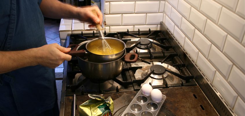 Att göra äggröra…
